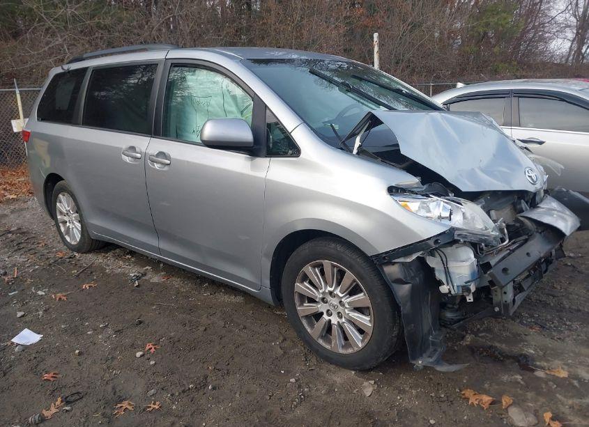 2015 Toyota Sienna LE 7 PASSENGER (VIN 5TDJK3DCXFS117515) main photo