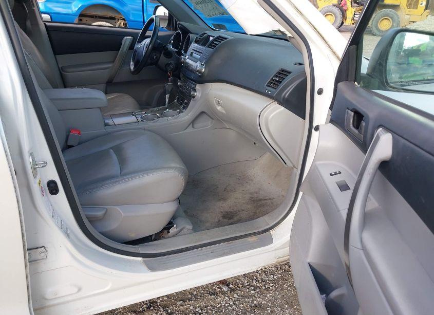 Photo 5 of 2010 Toyota Highlander SE V6 (VIN 5TDJK3EH1AS013627)