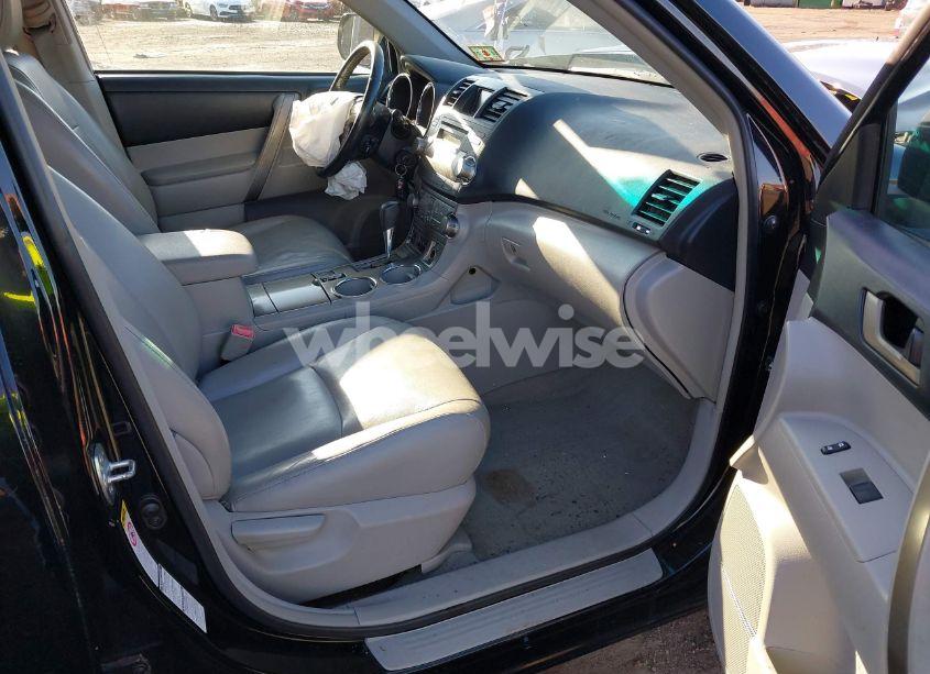 Photo 5 of 2010 Toyota Highlander SE V6 (VIN 5TDJK3EH2AS016603)