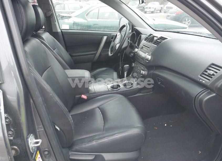 Photo 5 of 2010 Toyota Highlander SE V6 (VIN 5TDJK3EH2AS039007)