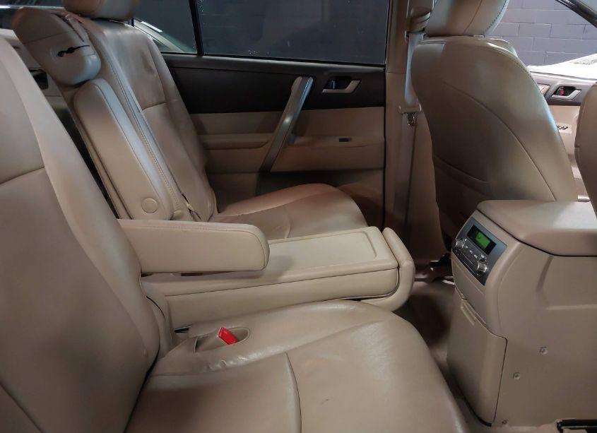 Photo 8 of 2010 Toyota Highlander SE V6 (VIN 5TDJK3EH3AS033717)