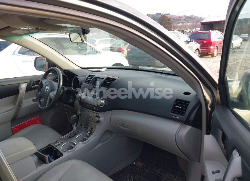 Photo 5 of 2010 Toyota Highlander SE V6 (VIN 5TDJK3EH5AS031130)