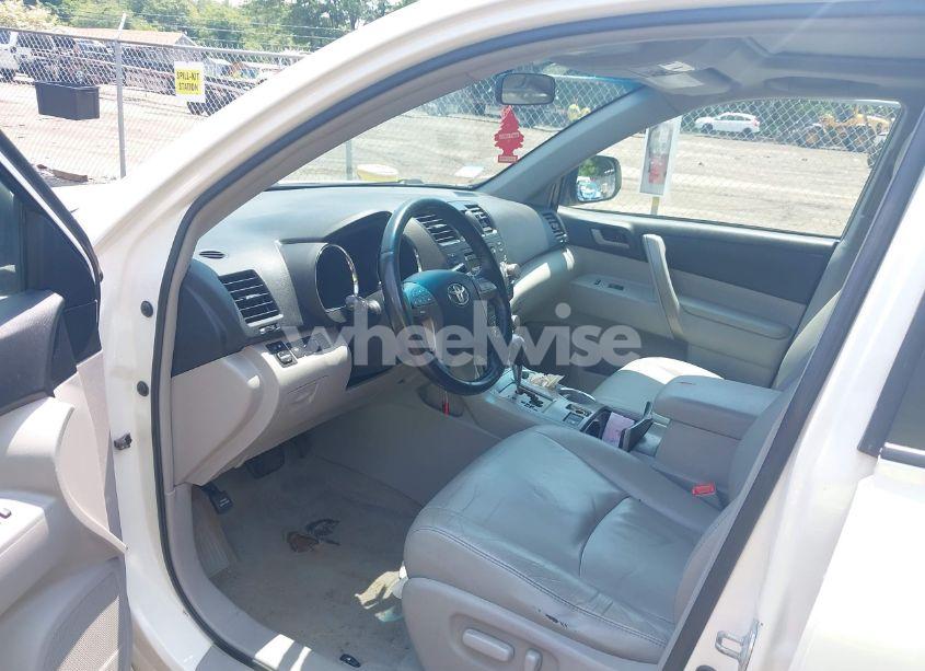 Photo 5 of 2010 Toyota Highlander SE V6 (VIN 5TDJK3EH6AS016667)