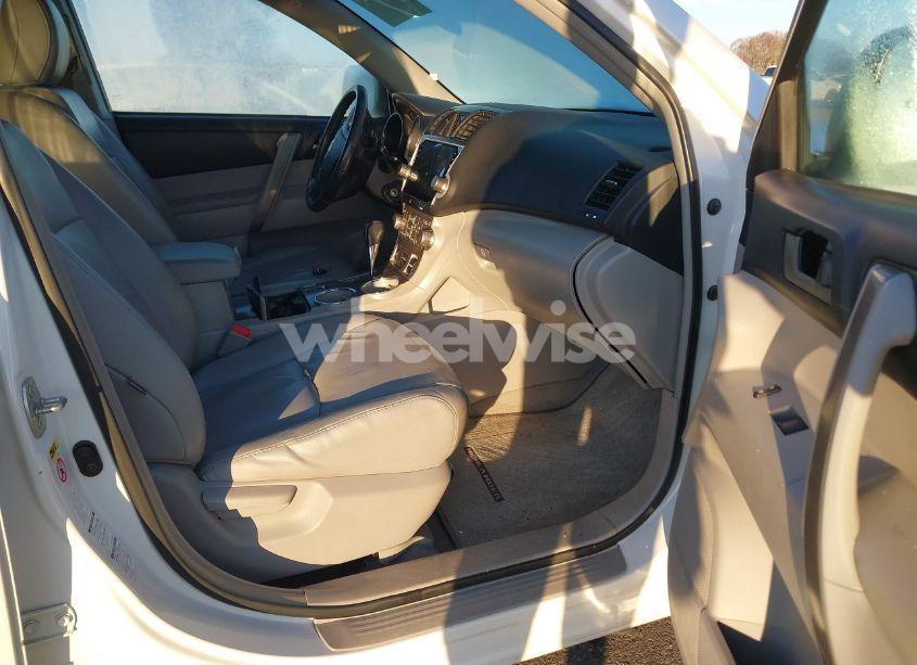 Photo 5 of 2010 Toyota Highlander SE V6 (VIN 5TDJK3EH6AS028155)