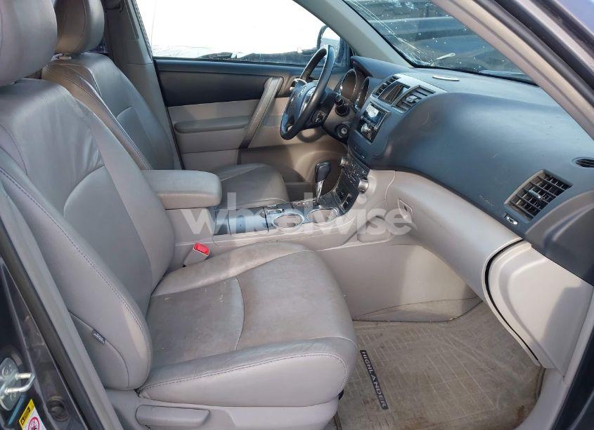 Photo 5 of 2010 Toyota Highlander SE V6 (VIN 5TDJK3EH7AS029251)