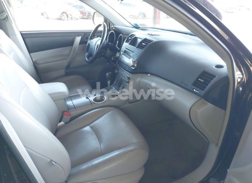 Photo 5 of 2010 Toyota Highlander SE V6 (VIN 5TDJK3EH7AS032568)