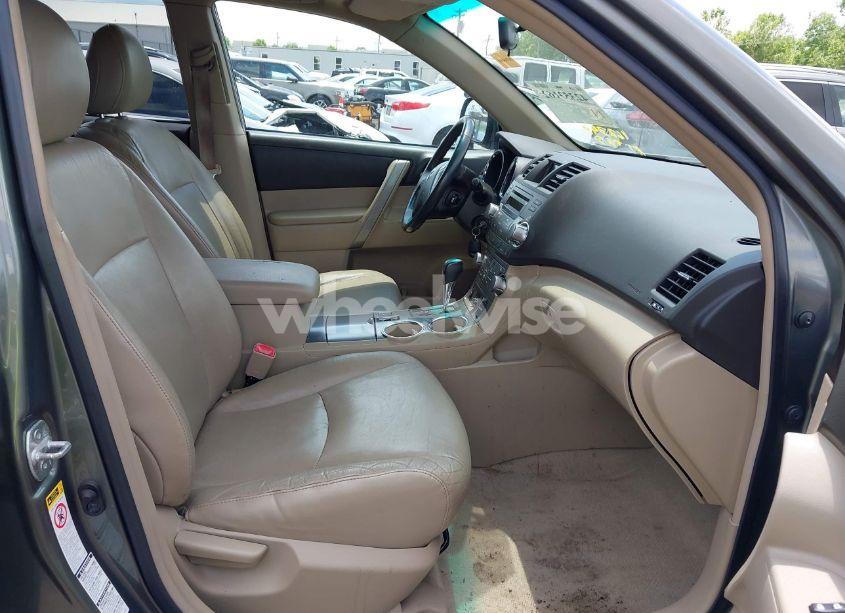 Photo 5 of 2010 Toyota Highlander SE V6 (VIN 5TDJK3EH8AS020087)