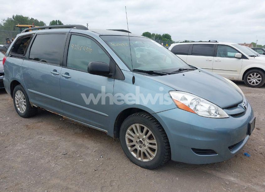2010 Toyota Sienna LE (VIN 5TDJK4CC1AS030733) main photo