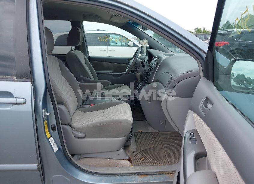 Photo 5 of 2010 Toyota Sienna LE (VIN 5TDJK4CC1AS030733)