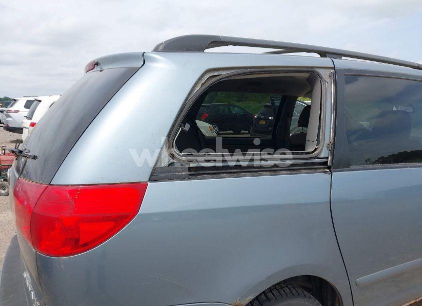 Photo 6 of 2010 Toyota Sienna LE (VIN 5TDJK4CC1AS030733)