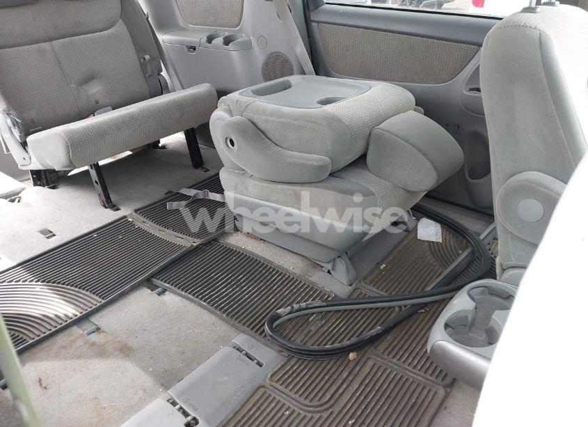 Photo 8 of 2010 Toyota Sienna LE (VIN 5TDJK4CC1AS030733)