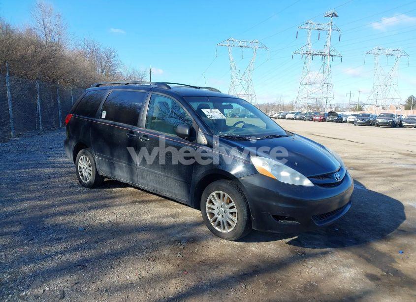 2010 Toyota Sienna LE (VIN 5TDJK4CC2AS034130) main photo