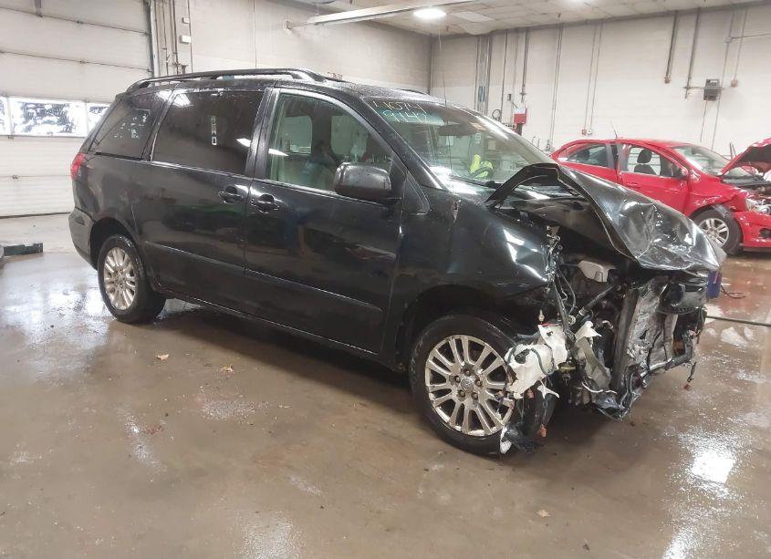 2010 Toyota Sienna LE (VIN 5TDJK4CC4AS031052) main photo