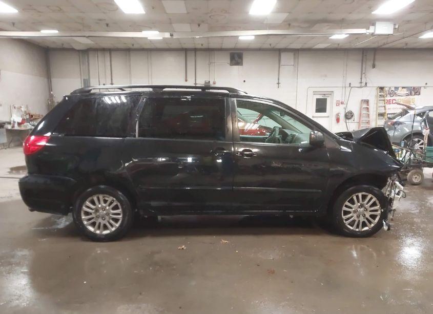 Photo 14 of 2010 Toyota Sienna LE (VIN 5TDJK4CC4AS031052)