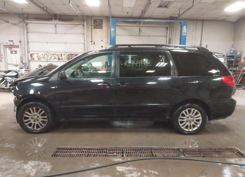 Photo 15 of 2010 Toyota Sienna LE (VIN 5TDJK4CC4AS031052)