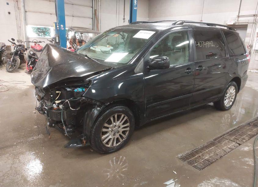 Photo 2 of 2010 Toyota Sienna LE (VIN 5TDJK4CC4AS031052)