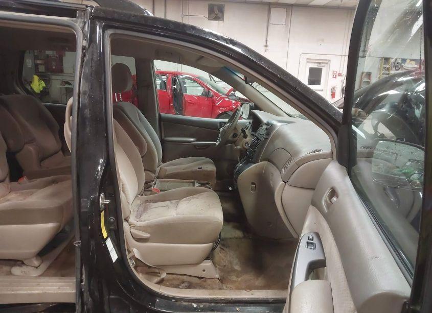 Photo 5 of 2010 Toyota Sienna LE (VIN 5TDJK4CC4AS031052)