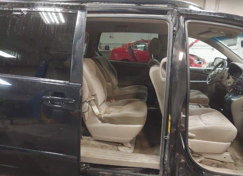 Photo 8 of 2010 Toyota Sienna LE (VIN 5TDJK4CC4AS031052)