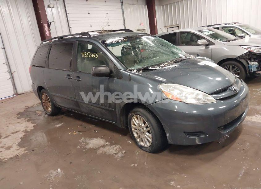 2010 Toyota Sienna LE (VIN 5TDJK4CC4AS033674) main photo