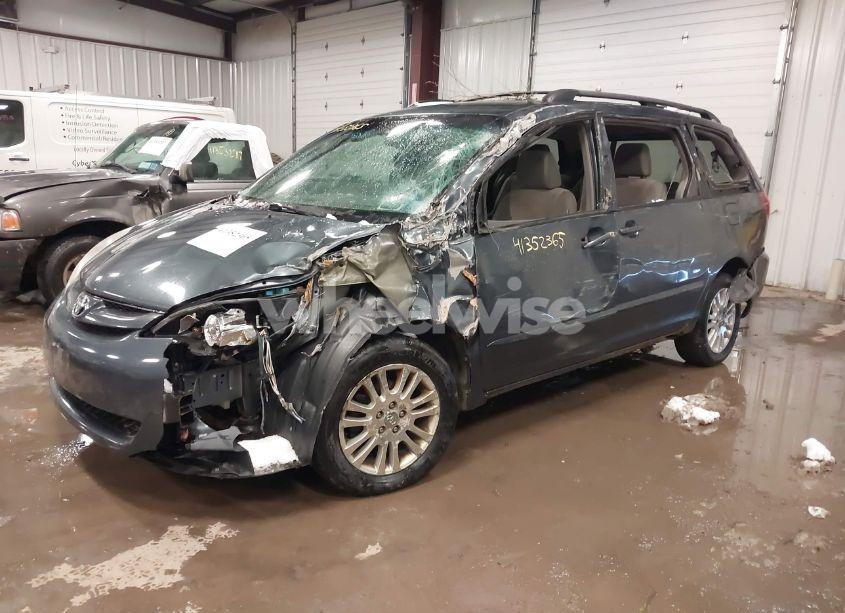Photo 2 of 2010 Toyota Sienna LE (VIN 5TDJK4CC4AS033674)