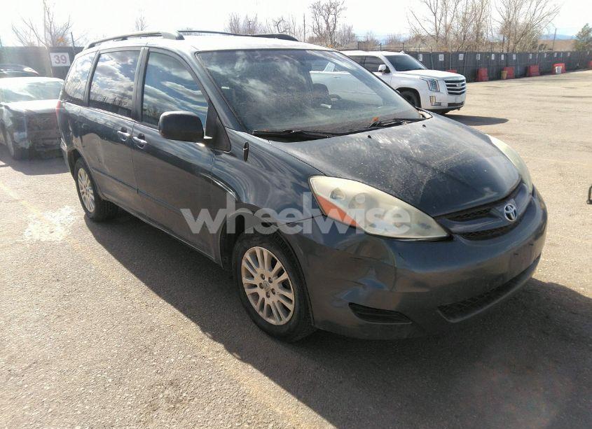 2010 Toyota Sienna LE (VIN 5TDJK4CC9AS031970) main photo