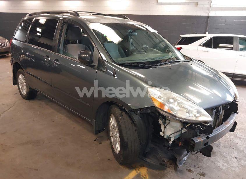 2010 Toyota Sienna LE (VIN 5TDJK4CCXAS029645) main photo