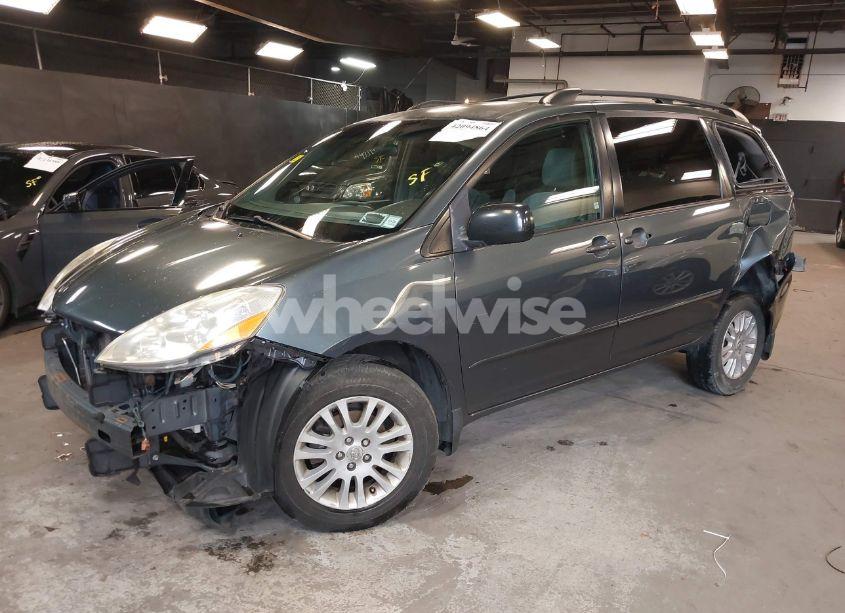 Photo 2 of 2010 Toyota Sienna LE (VIN 5TDJK4CCXAS029645)