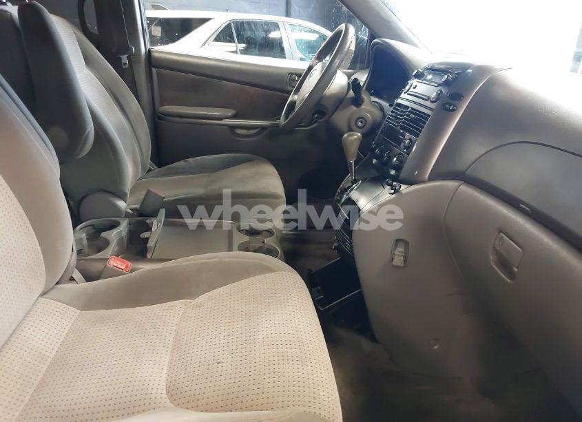 Photo 5 of 2010 Toyota Sienna LE (VIN 5TDJK4CCXAS029645)