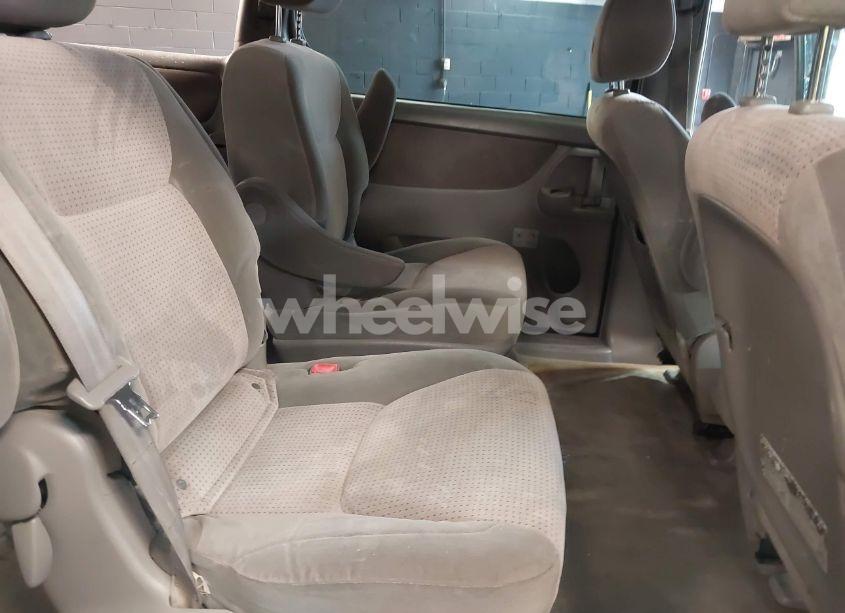 Photo 8 of 2010 Toyota Sienna LE (VIN 5TDJK4CCXAS029645)
