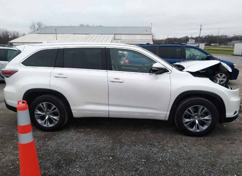 Photo 13 of 2015 Toyota Highlander XLE V6 (VIN 5TDJKRFH0FS084519)