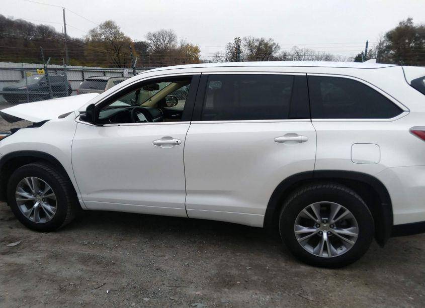Photo 14 of 2015 Toyota Highlander XLE V6 (VIN 5TDJKRFH0FS084519)