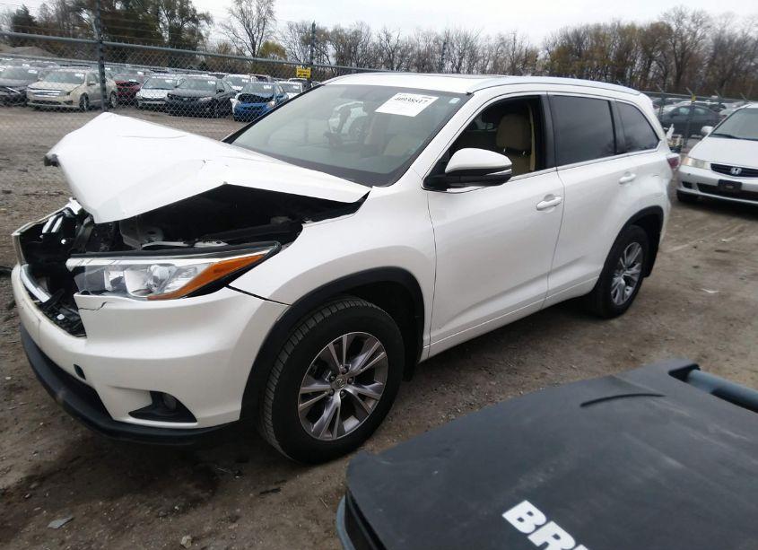 Photo 2 of 2015 Toyota Highlander XLE V6 (VIN 5TDJKRFH0FS084519)