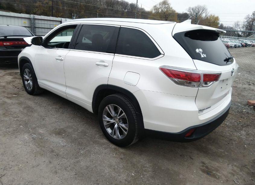 Photo 3 of 2015 Toyota Highlander XLE V6 (VIN 5TDJKRFH0FS084519)