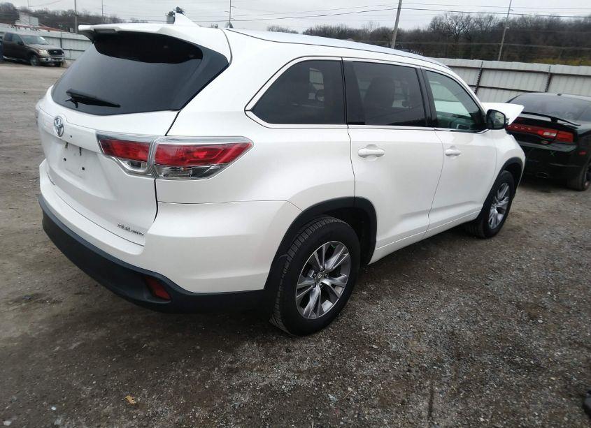 Photo 4 of 2015 Toyota Highlander XLE V6 (VIN 5TDJKRFH0FS084519)