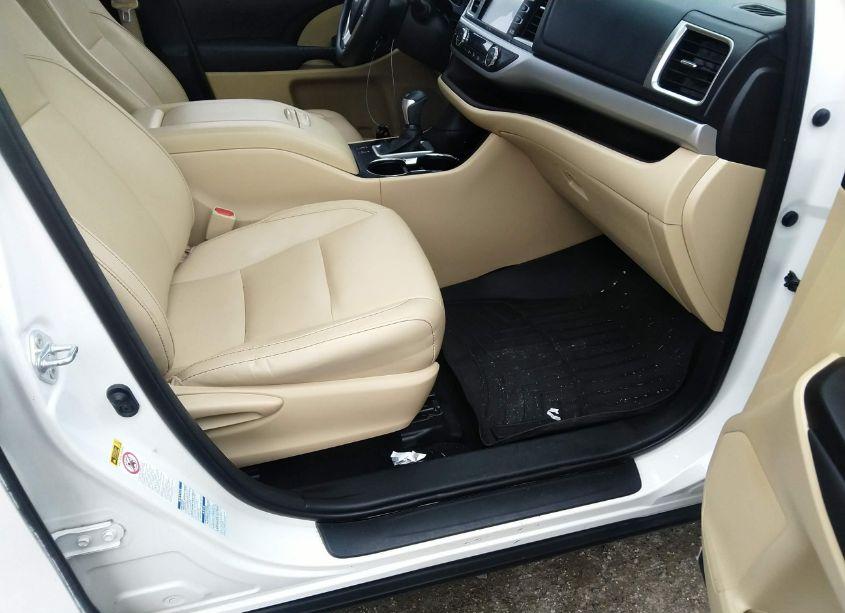 Photo 5 of 2015 Toyota Highlander XLE V6 (VIN 5TDJKRFH0FS084519)