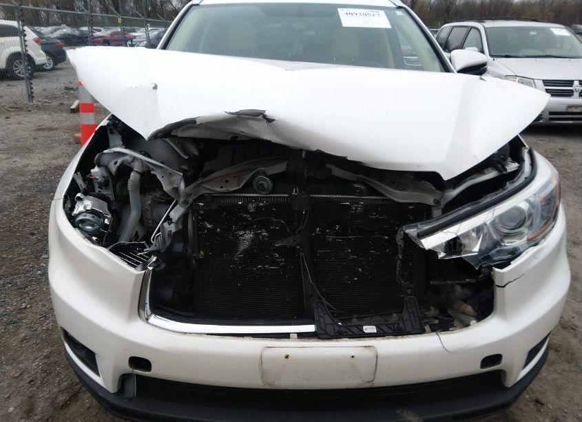 Photo 6 of 2015 Toyota Highlander XLE V6 (VIN 5TDJKRFH0FS084519)