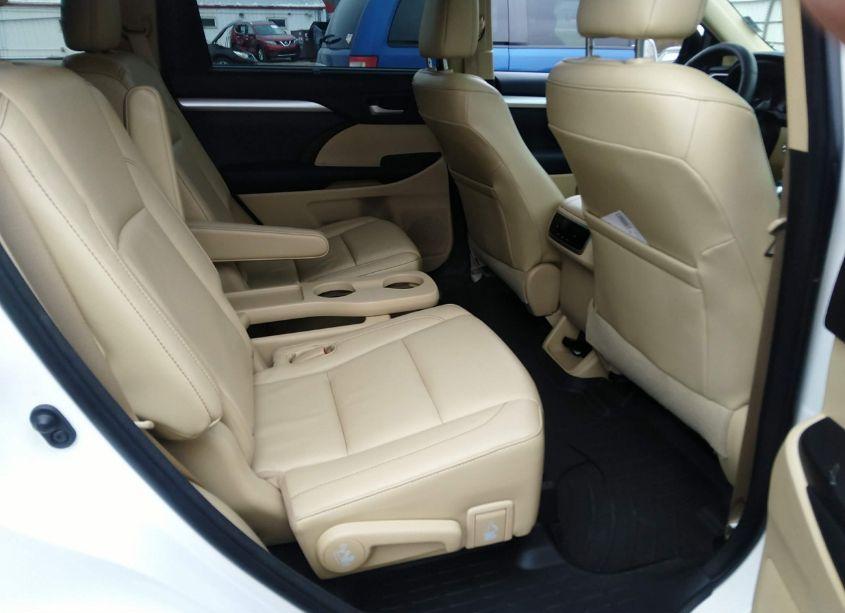 Photo 8 of 2015 Toyota Highlander XLE V6 (VIN 5TDJKRFH0FS084519)