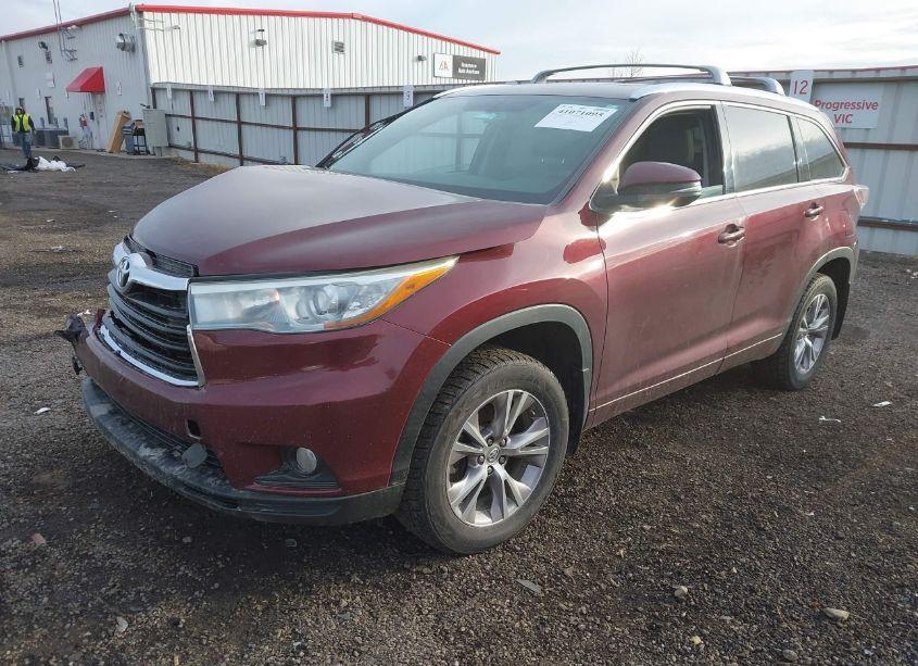 Photo 2 of 2015 Toyota Highlander XLE V6 (VIN 5TDJKRFH0FS097688)