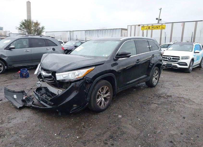 Photo 2 of 2015 Toyota Highlander XLE V6 (VIN 5TDJKRFH0FS107023)