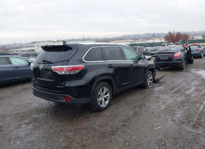 Photo 4 of 2015 Toyota Highlander XLE V6 (VIN 5TDJKRFH0FS107023)