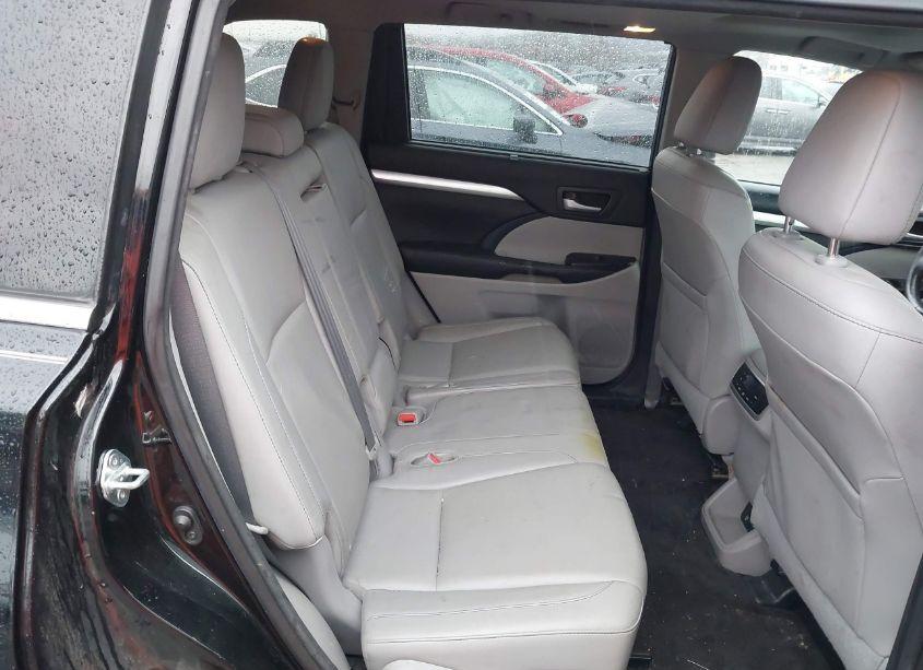 Photo 8 of 2015 Toyota Highlander XLE V6 (VIN 5TDJKRFH0FS107023)