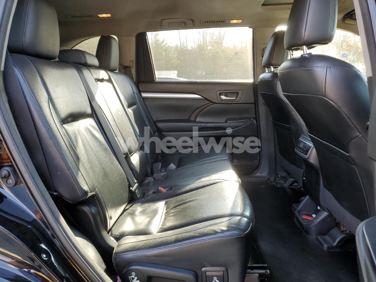 Photo 11 of 2015 TOYOTA HIGHLANDER XLE (VIN 5TDJKRFH0FS144640)