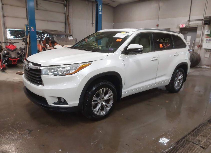Photo 2 of 2015 Toyota Highlander XLE V6 (VIN 5TDJKRFH0FS190310)