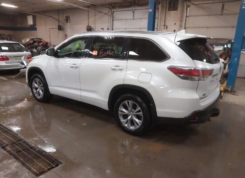 Photo 3 of 2015 Toyota Highlander XLE V6 (VIN 5TDJKRFH0FS190310)