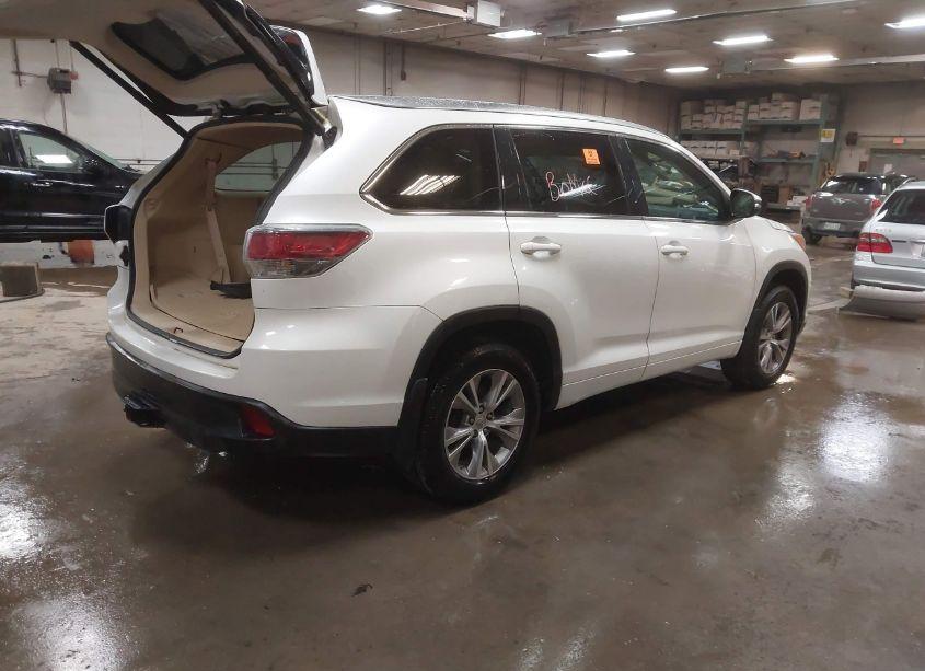 Photo 4 of 2015 Toyota Highlander XLE V6 (VIN 5TDJKRFH0FS190310)