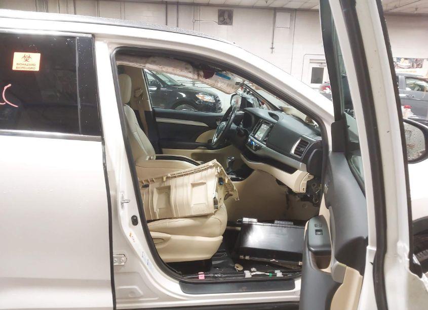 Photo 5 of 2015 Toyota Highlander XLE V6 (VIN 5TDJKRFH0FS190310)