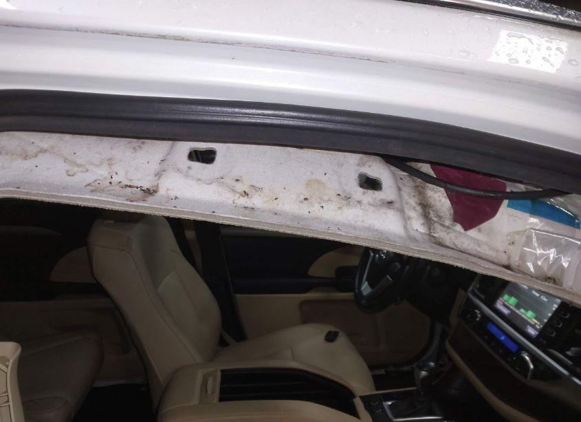 Photo 6 of 2015 Toyota Highlander XLE V6 (VIN 5TDJKRFH0FS190310)