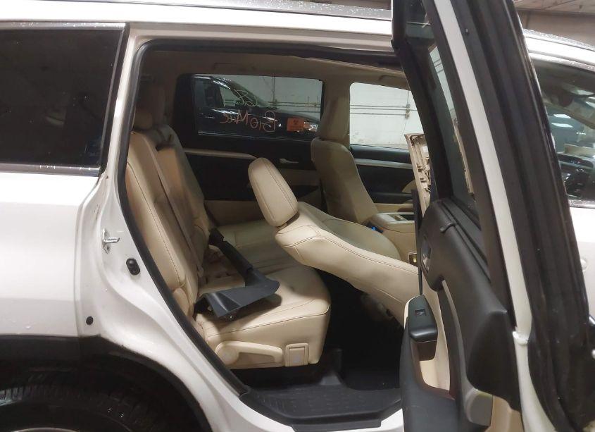 Photo 8 of 2015 Toyota Highlander XLE V6 (VIN 5TDJKRFH0FS190310)