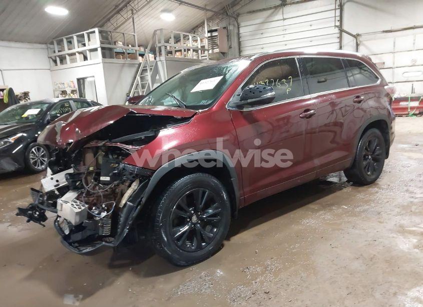 Photo 2 of 2015 Toyota Highlander XLE V6 (VIN 5TDJKRFH0FS221135)