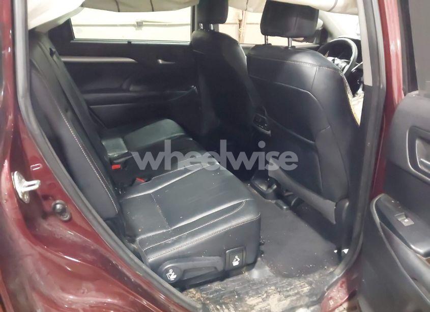 Photo 8 of 2015 Toyota Highlander XLE V6 (VIN 5TDJKRFH0FS221135)